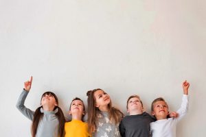 i_group-children-posing-together