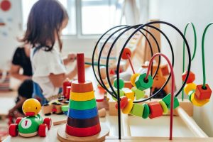 i_young-girl-playing-with-educational-toys